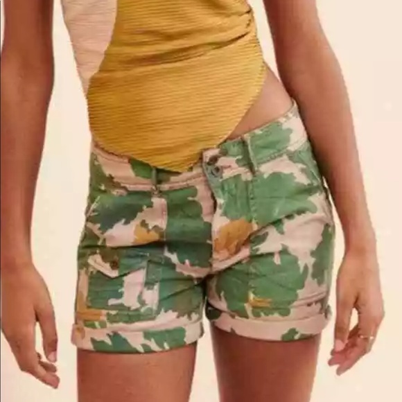 Anthropologie Pants - Anthropologie The Wanderer Camo Shorts Sz 30